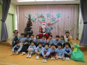 サンタさん一緒に写真を撮ってる様子