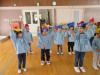 鬼のおをかぶって踊るこどもたち