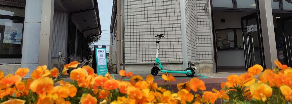 小杉駅南口に電動キックボードがある写真