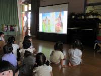 プロジェクターで七夕の由来について聞く子供たち