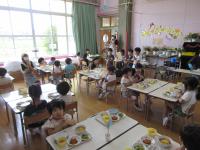 七夕会食を楽しむ子供たち