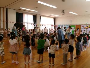 げんき音頭を踊る様子