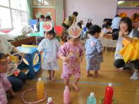 輪投げをする子供