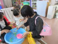 ボールすくいを楽しむ親子