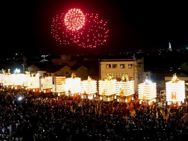 新湊曳山提灯山