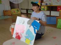 大きな絵本を読み聞かせる講師