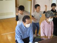 肩をたたいている様子