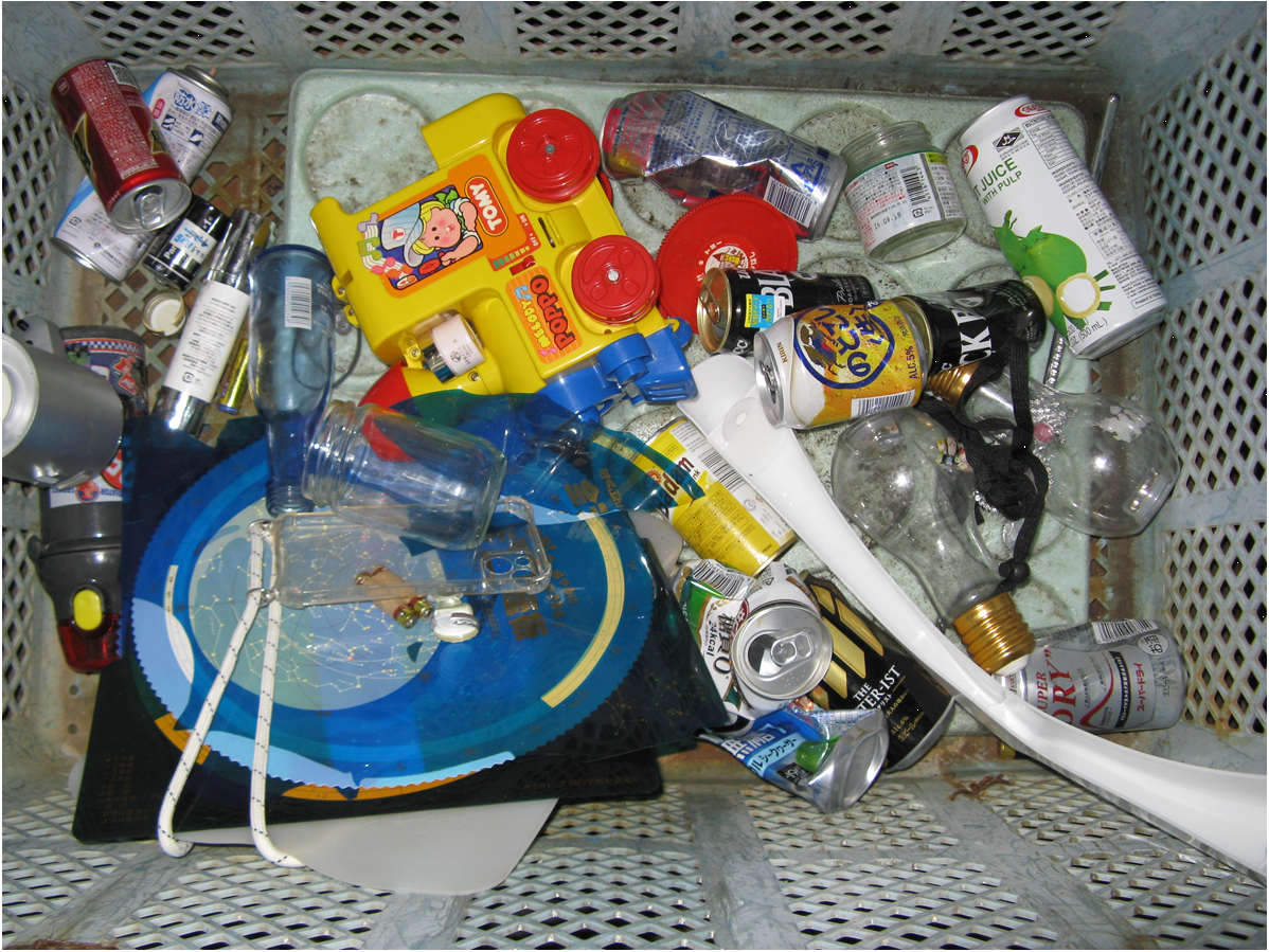 空き缶、空きビン、金属部品が付いているおもちゃ等の不燃物類