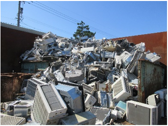 乱雑に積み上げられたエアコン