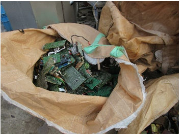 小型家電等から取り出された基板類