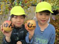 りんご狩りを楽しむ以上児２