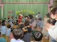 サンタさんと踊る子ども達