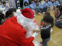 プレゼントをもらってうれしそうな子ども達