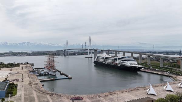 海王丸とクルーズ船