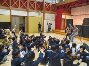 手遊びをする子供たち