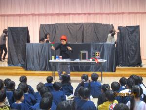 マジックショーを楽しむ様子