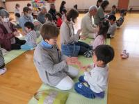 おばあちゃんと一緒に手遊びをしているところ