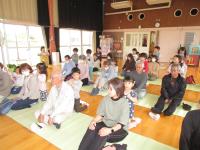来てくれたお礼に肩たたきをしているところ