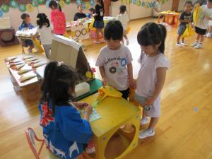 お店屋さんにお買い物をする子どもたち