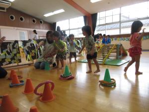 おばけ迷路で輪投げをする子どもたち