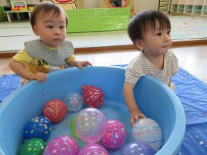 ヨーヨーつりをする子どもたち