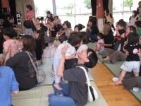 親が子をたかいたかいしている